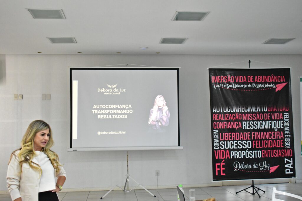 Débora da Luz realiza palestra com o tema Mente Campeã na CDL-NH 6 420413 1052676 dsc 0040