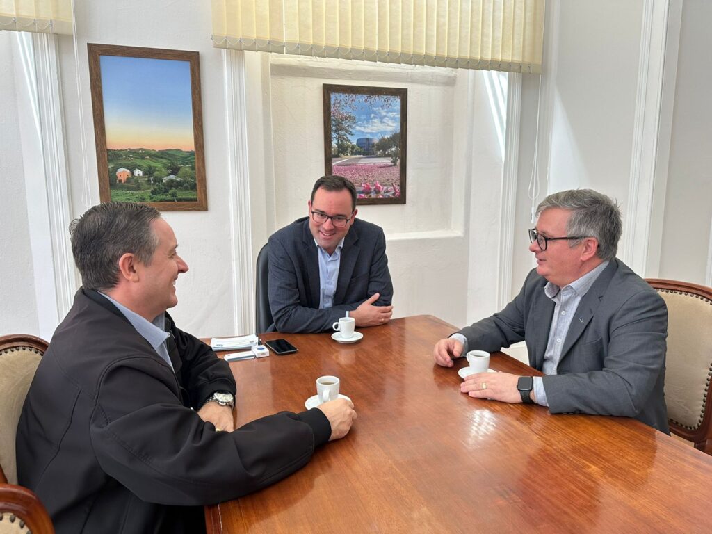 Federação Varejista do Rio Grande do Sul realiza entrega oficial de convite ao prefeito de Bento Gonçalves para Convenção Lojista 10 421442 1055933 whatsapp image 2023 04 24 at 20.57.22