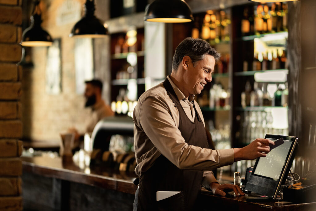 Panorama do comércio gaúcho: vendas do comércio avançam no 1º trimestre de 2023 e registram crescimento acima da média nacional 4 422660 1059437 happy waiter using cash register while checking orders working pub