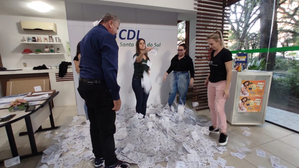 Campanha CDL Presente com Você premia dez consumidores 5 422726 1059713 422689 1059508 70aedaf7 288d 4ed7 be3c ad1bd5342fa9
