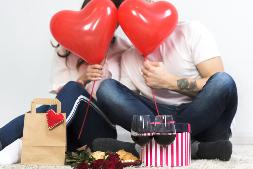 Lojistas de Sapiranga esperam crescimento de até 15% nas vendas do Dia dos Namorados 6 423310 1061542 couple covering faces with red heart balloons