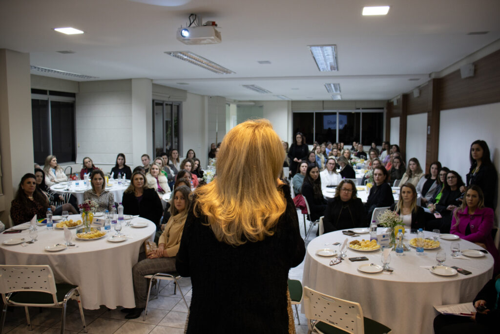 Núcleo da Mulher Empreendedora da CDL Erechim realiza palestra e Talk Show 4 IMG 4850