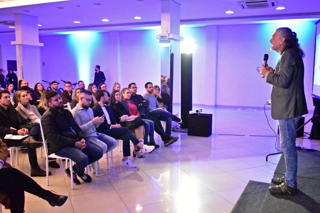 Hique Gomez realiza palestra promovida pela CDL Jovem 7 DSC 0098 1