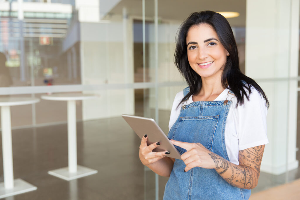 Ferramentas do SPC Brasil permitem ao empresário ter informações precisas e atualizadas sobre o cliente, contribuindo para análises de crédito 9 422449 1058924 content young woman holding digital tablet