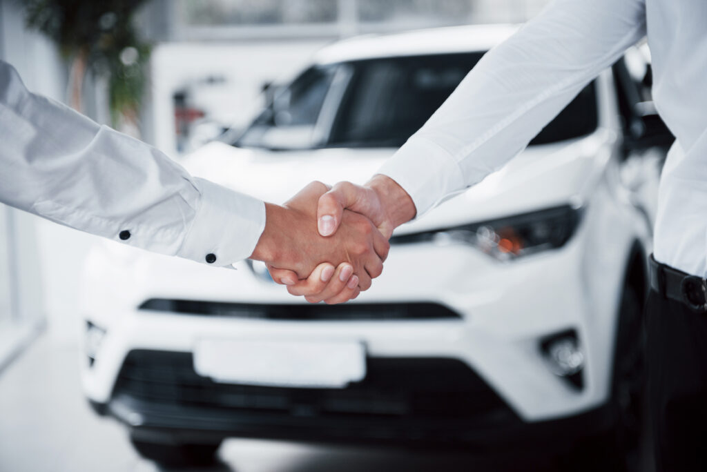 Solução completa protege contra fraudes e oferece informações confiáveis para negociações seguras de veículos 12 422452 1058928 close up sales manager black suit selling car customer