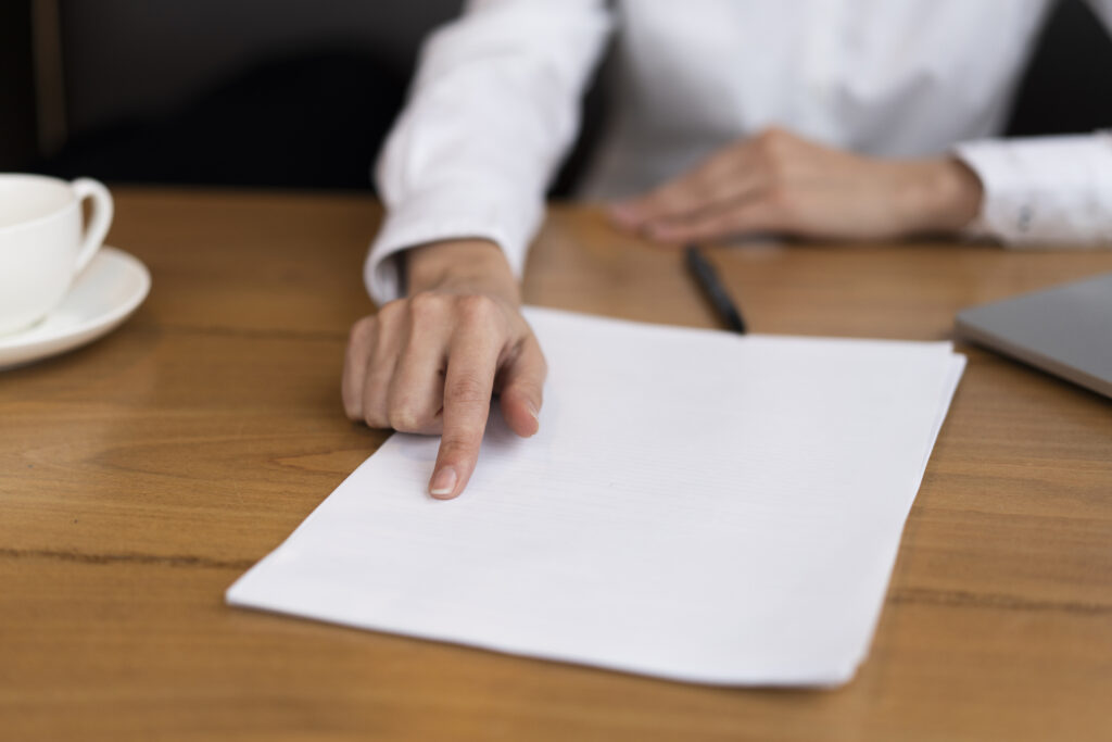 Informe RIG | Governo normatiza a celebração de projetos de cooperação técnica internacional para o RS 6 businessman showing contract office