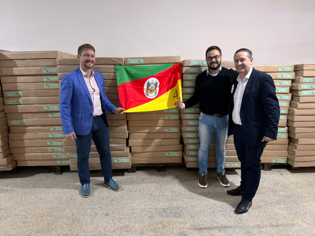 Federação Varejista do RS entrega mais de 280 balcões para empresas do 4º Distrito 5 foto