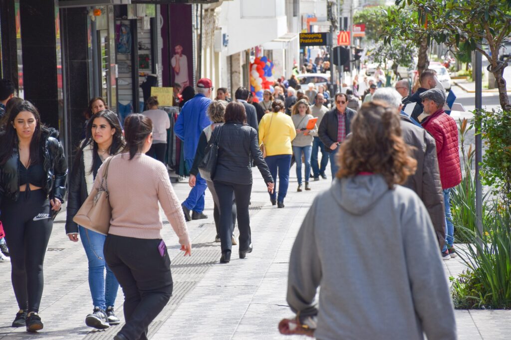 Pesquisa da CDL Caxias mostra que 32,4% da população tinha dívidas no 3º trimestre 5 Pesquisa Inadimplencia Credito Alencar Turella