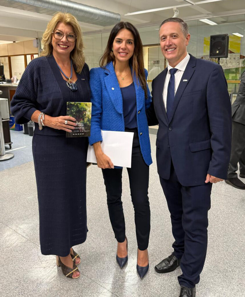 Nova cartilha Mulheres que Constroem o Varejo é lançada contando com parceria da Federação Varejista do RS 8 Coordenadora da CDL Mulher do RS Debora Balbinotti Lunardi Deputada federal Any Ortiz e vice presidente da Federacao Varejista do RS Marcos Carbone 3