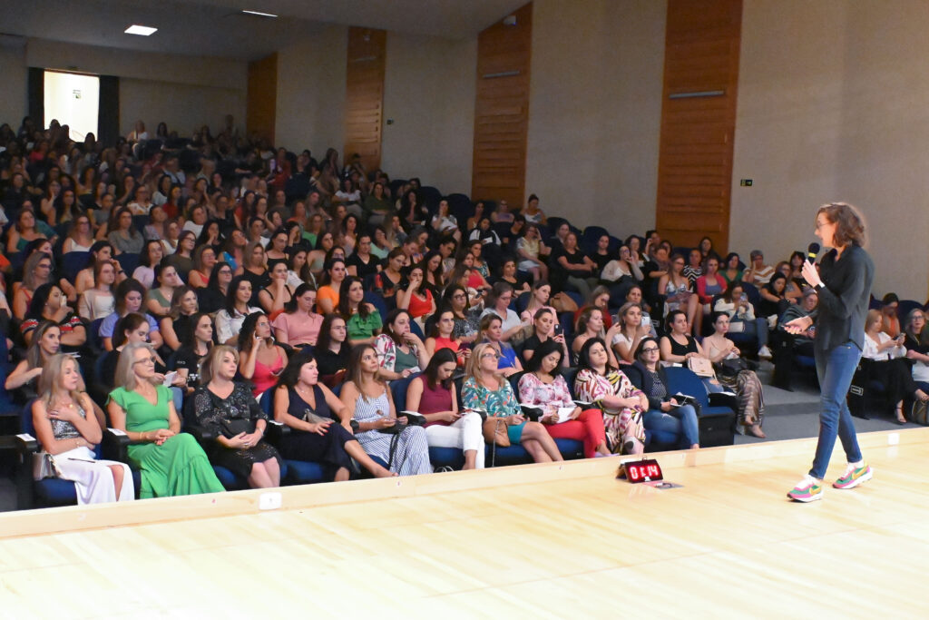 Especialista em linguagem corporal e microexpressões faciais, Carol Portilho palestra em evento aberto e gratuito da CDL Mulher Caxias 11 Edicao 2024 da CDL Mulher credito Alencar Turella