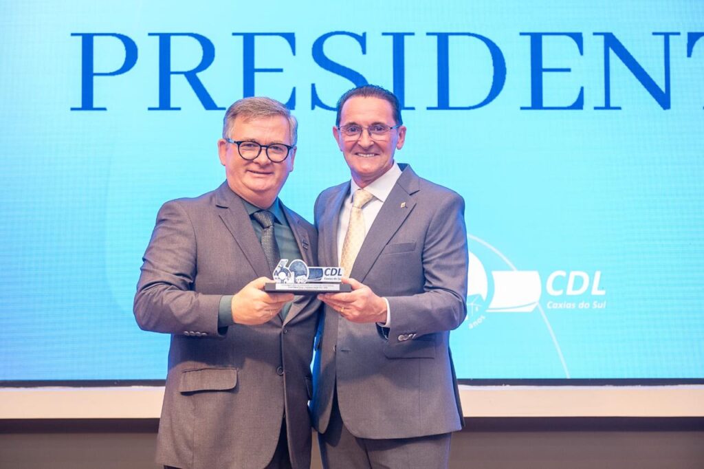 Presidente da Federação Varejista é homenageado em celebração de 60 anos da CDL Caxias 2 Imagem do WhatsApp de 2025 12 16 as 10.20.56 8ad21e7b