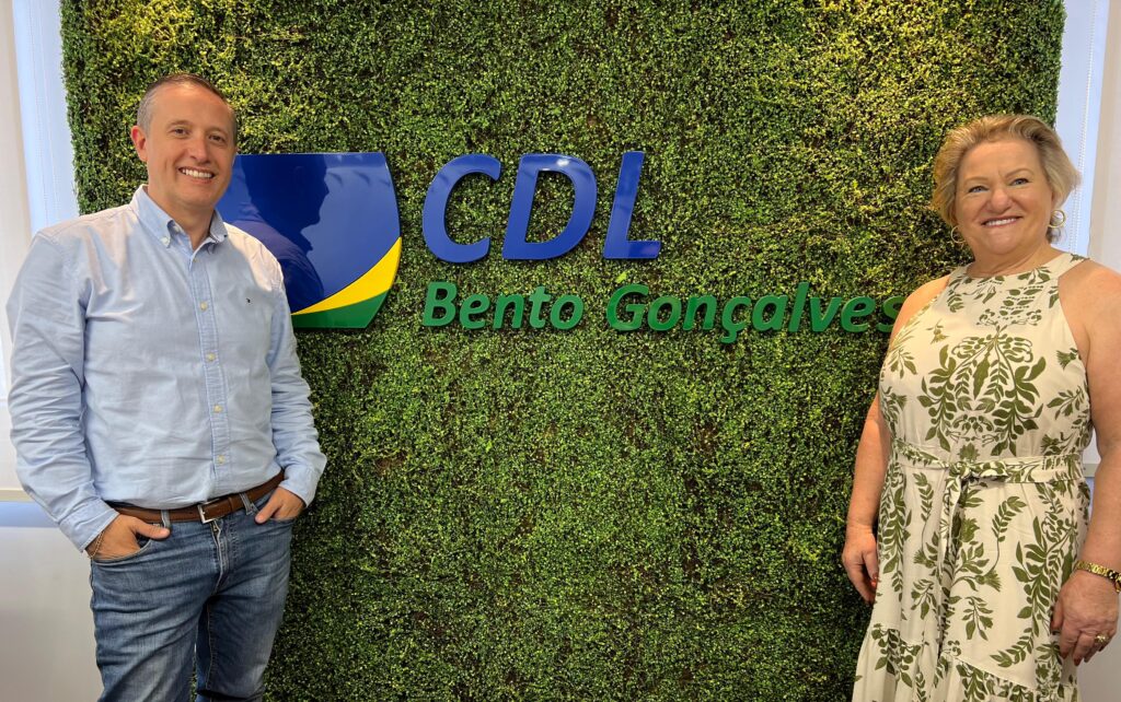 Helenir Bedin retorna à presidência da CDL-BG para gestão 2026-2028 8 Marcos Carbone e Helenir Bedin 4