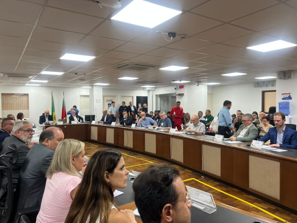 Federação Varejista acompanha apresentação do Relatório Final da Subcomissão de Retomada dos Negócios Pós-Enchentes 2 WhatsApp Image 2026 02 09 at 16.33.23