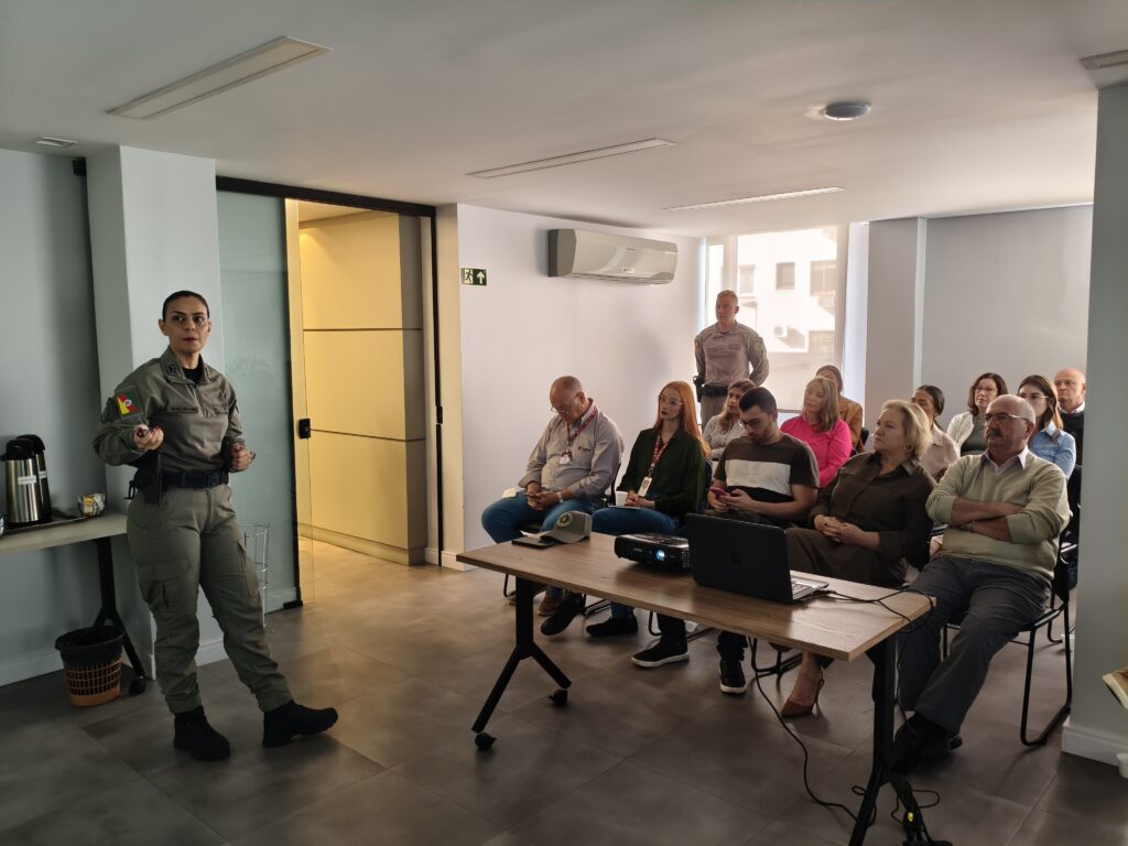 CDL-BG aproxima comércio e Brigada Militar para fortalecer segurança em Bento Gonçalves 9 Tenente coronel Karine Pires fala a associados CDL BG Creditos Raquel Piegas 4