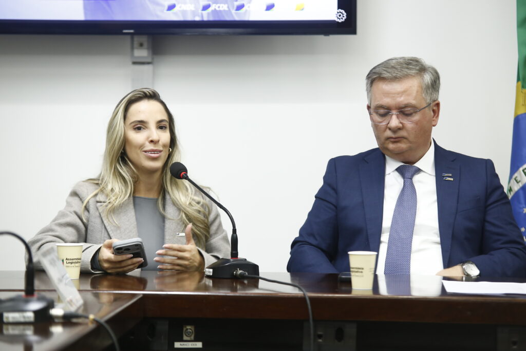 Dia Livre de Impostos mobiliza Assembleia Legislativa em debate sobre carga tributária no RS 11 Shaize Roth e Ivonei Pioner
