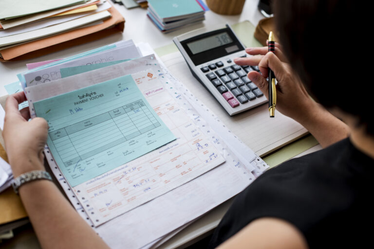 Página Inicial 2 asian woman working through paperwork