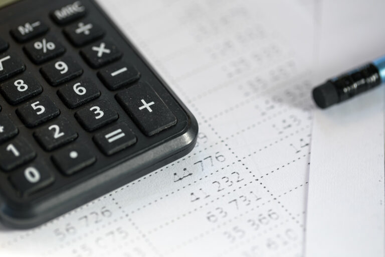 Página Inicial 4 calculator pencil closeup blurred background
