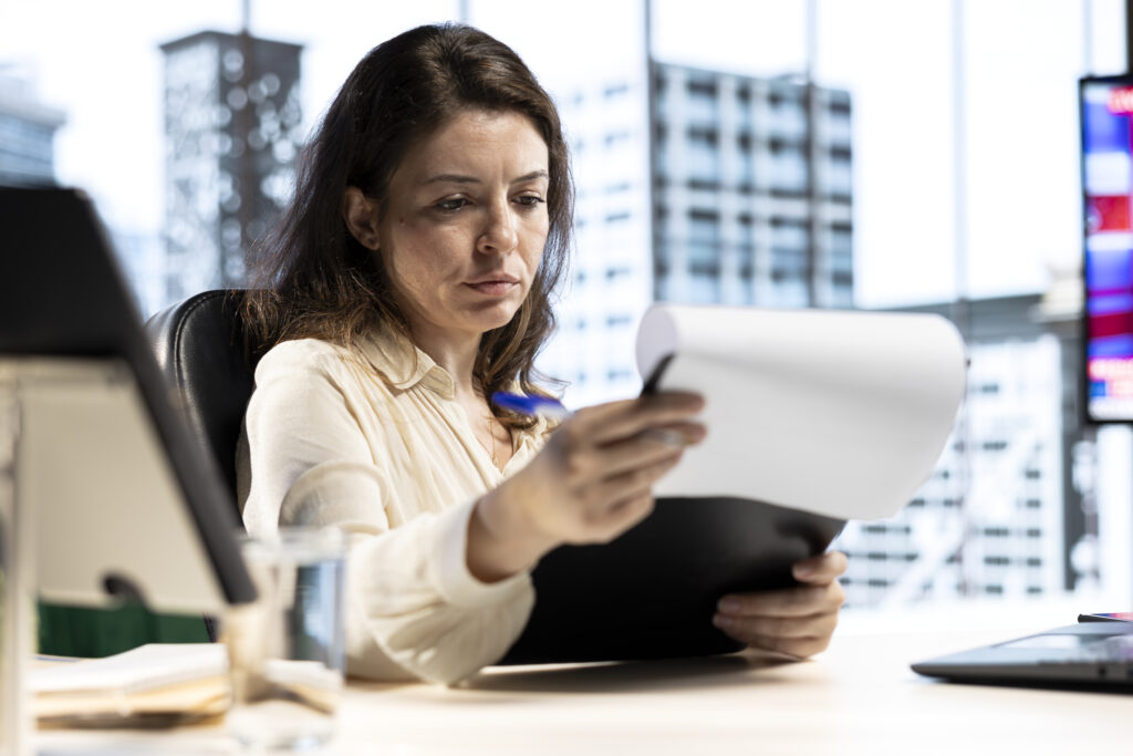 CNDL INFORMA | STF suspende multas da NR-1 sobre saúde mental nas empresas por 90 dias 7 female leader with executive power signing work contracts approving requests