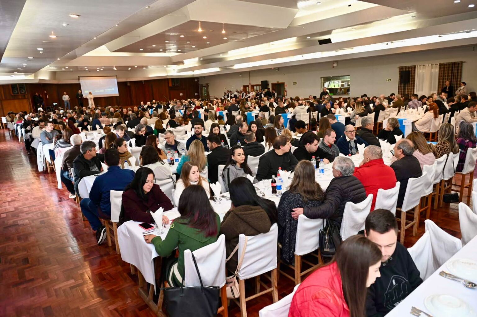 450 pessoas marcaram presença no almoço do Dia do Comerciante, promovido pelas entidades do setor em Caxias do Sul, CDL, Sindigêneros e Sindilojas
