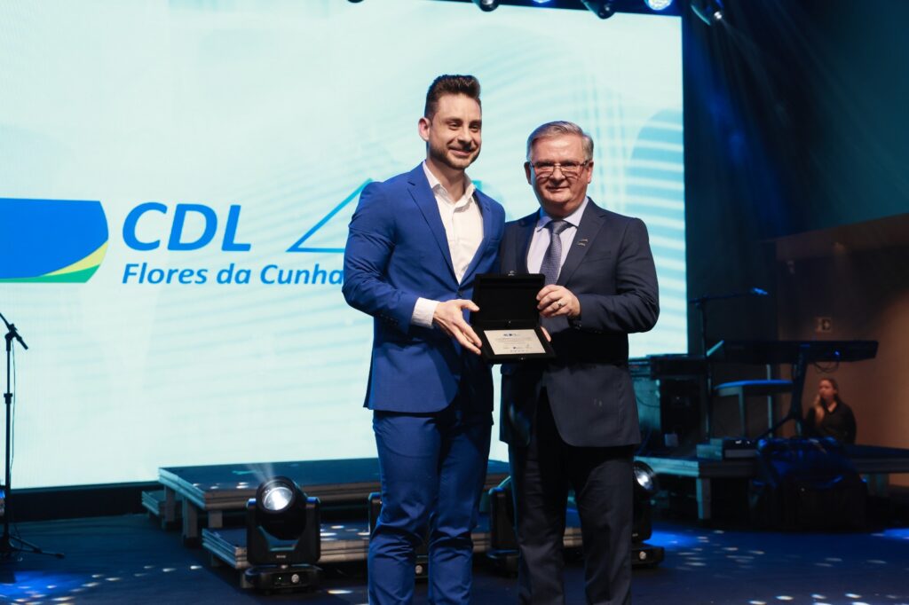 Federação Varejista do RS prestigia celebração dos 40 anos da CDL Flores da Cunha 6 Jasser Panizzon e Ivonei Pioner presidente da Federacao Varejista do Rio Grande do Sul Credito Airton Nery