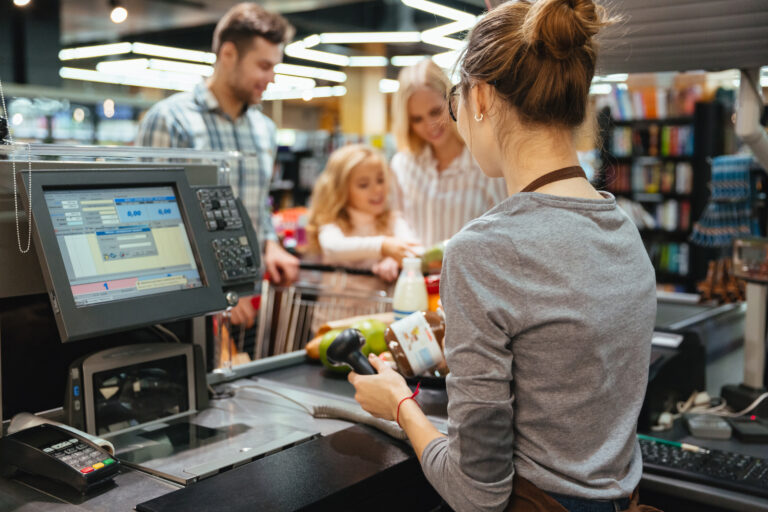 Página Inicial 2 beautiful family standing cash counter