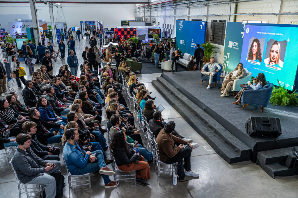 Palco CDL Sapiranga & Sebrae abre Summit com foco em vendas, carreira e inovação 4 CDL Sapiranga Sammit 2026 68