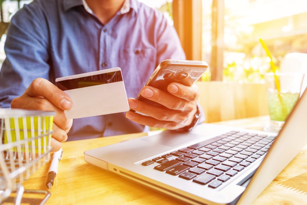 INFORME RIG | FRENTE PARLAMENTAR DEFENDE ISONOMIA TRIBUTÁRIA APÓS REVOGAÇÃO DA “TAXA DAS BLUSINHAS” 1 man holding credit card hand entering security code using laptop keyboard