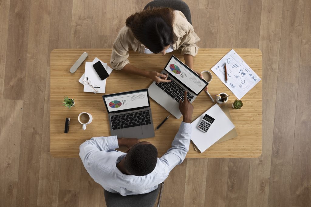 INFORME RIG PEC 221/2019 – Fim da jornada de trabalho 6x1 10 top view people working desk